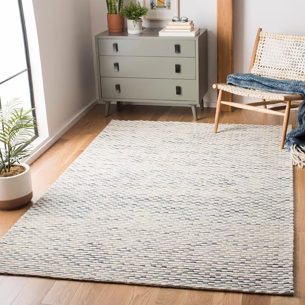 112367-safavieh-marbella-5-x-8-white-and-navy-area-rug-1.jpg