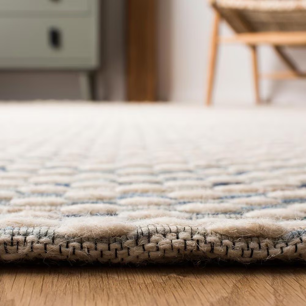 112367-safavieh-marbella-5-x-8-white-and-navy-area-rug-1.jpg