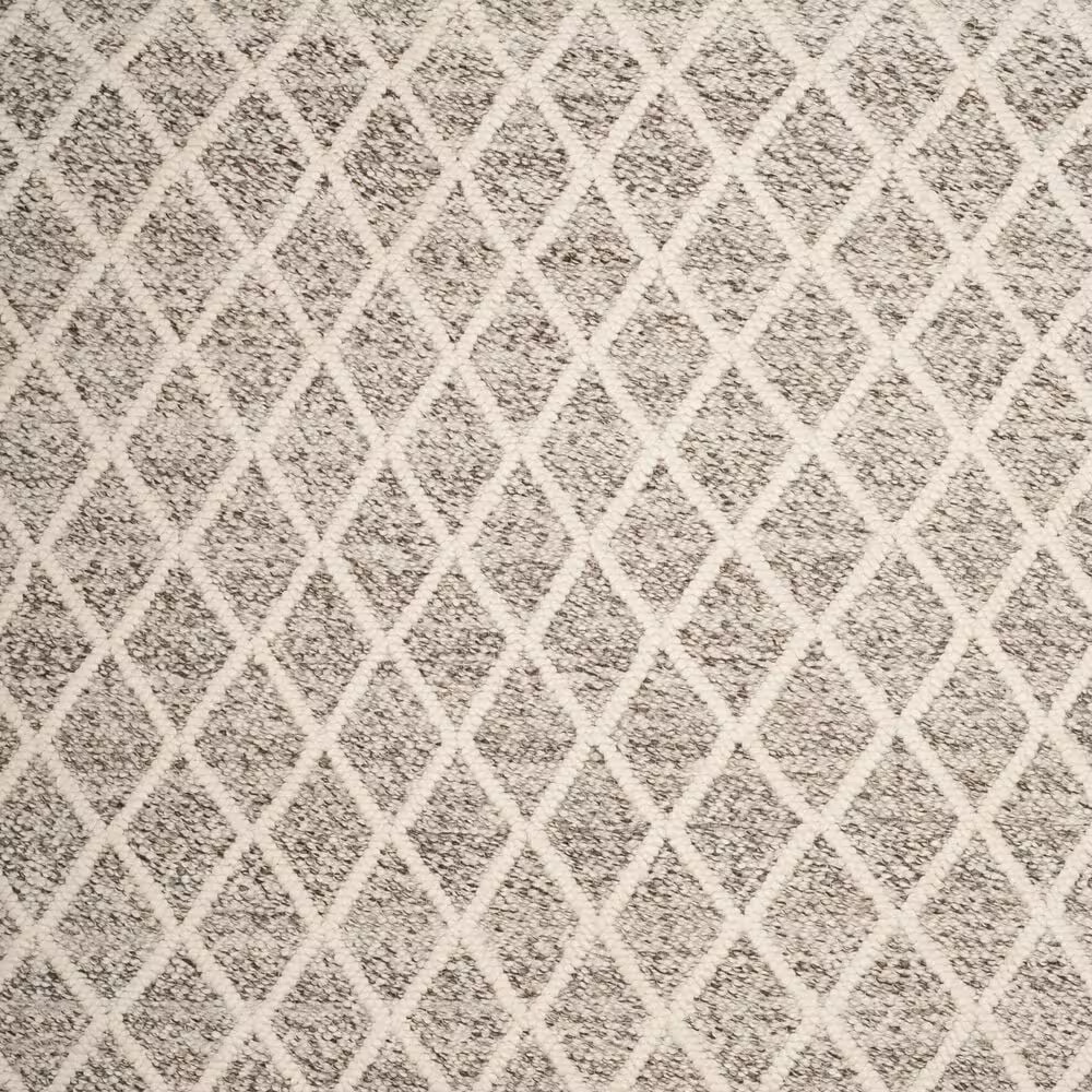85652-safavieh-natura-nat711a-6-round-ivory-and-stone-area-rug-1.jpg